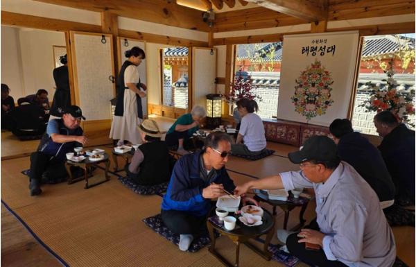 장애 넘어 모두가 누리는 세계유산… 수원특례시, 시각장애인 함께하는 ‘수원화성 여민동락’ 첫선 기사 이미지