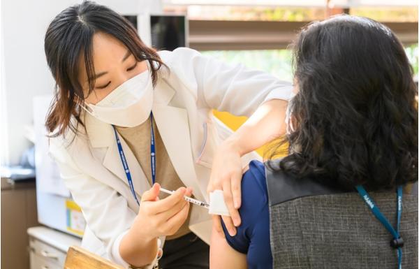 “코로나19 예방접종 챙기세요”… 양천구, 고위험군 대상 무료 접종 실시